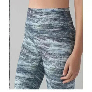 Lululemon Wunder Under Hi-Rise 7/8 Tight (Full-On Luxtreme 25".  Size 4